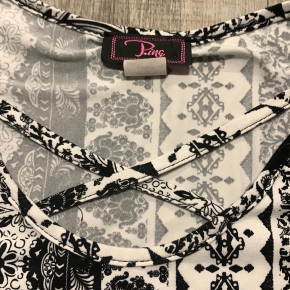 P.inc Large crisscross front white with black designs - Picture 4 of 6